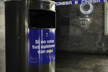El Parlamento Europeo utiliza papeleras como soporte publicitario para incentivar el voto de los más jóvenes