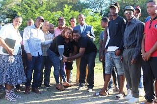 Alcaldesa de Salinas, Jeni Terrero, da picazos para construcción de obras