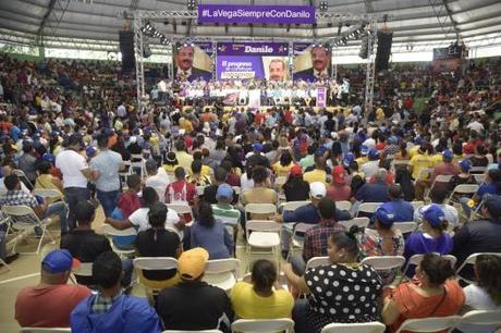 Concentración a favor de una nueva reelección de Danilo llena estadio en La Vega.