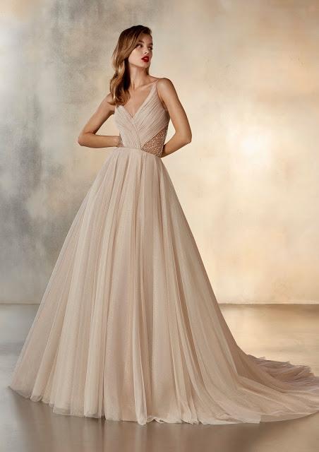 El brillo de la luz de las estrellas inspira la nueva colección de Atelier Pronovias 2020