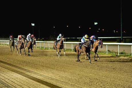 Velada nocturna de caballos en el Gran Hipódromo de Andalucía con dobletes de Janacek y Sousa