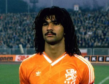 Las rastas y los bigotes también estuvieron de moda en jugadores de color como Gullit.