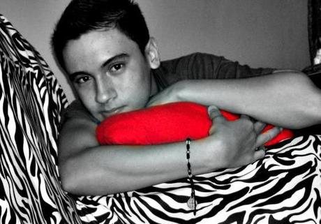 Soporto burlas por ser gay, hasta que lo golpearon y violaron en su propia casa