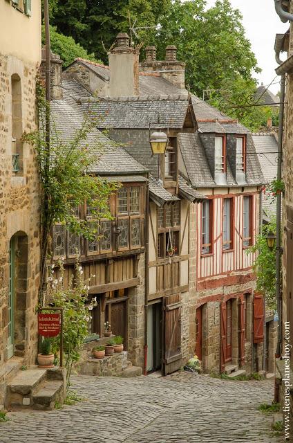 Rue Jerzual Dinan calle más bonita Bretaña Francia viaje