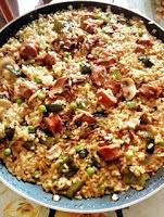 Arroz con salchichas ibéricas, verduras y ceps