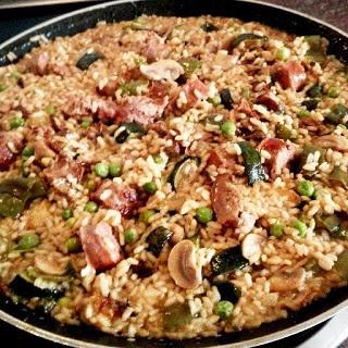 Arroz con salchichas ibéricas, verduras y ceps