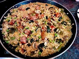 Arroz con salchichas ibéricas, verduras y ceps