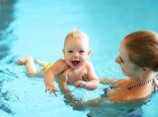 Matronatación paso paso: mamá bebé nadan juntos