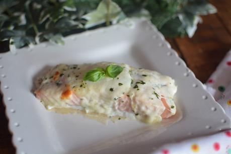 Salmón con mozzarella a la albahaca