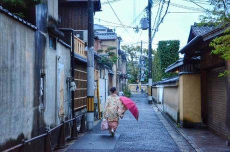 ▷ Qué informar en Kioto: visitas imprescindibles en una ciudad de 1.000 Fotos-de-Kioto-en-Japon-Mujer-paseando-por-Gion ▷ Qué informar en Kioto: visitas imprescindibles en una ciudad de 1.000