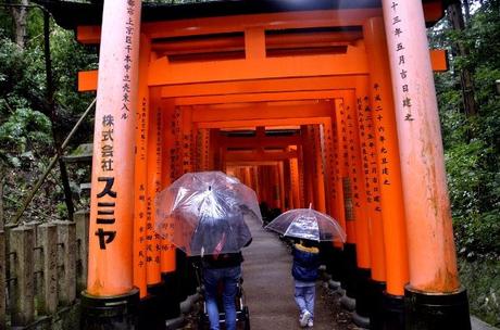 ▷ Qué informar en Kioto: visitas imprescindibles en una ciudad de 1.000 Fotos-del-Fushimi-Inari-de-Kioto-Vero-Teo-y-Oriol-en-los-torii ▷ Qué informar en Kioto: visitas imprescindibles en una ciudad de 1.000