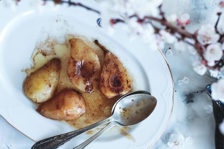 Peras asadas con especias con crema de caramelo y café,  receta de aprovechamiento