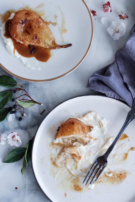 Peras asadas con especias con crema de caramelo y café,  receta de aprovechamiento