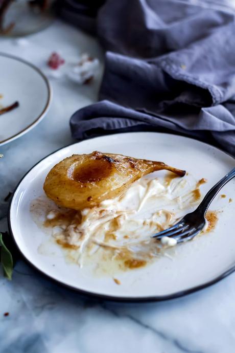 Peras asadas con especias con crema de caramelo y café,  receta de aprovechamiento