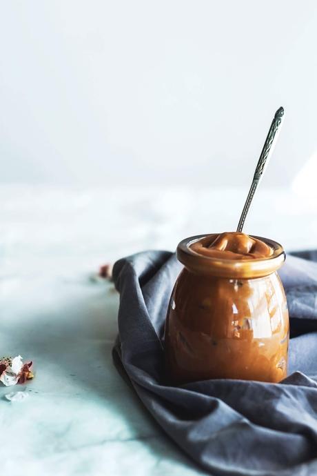 Peras asadas con especias con crema de caramelo y café,  receta de aprovechamiento