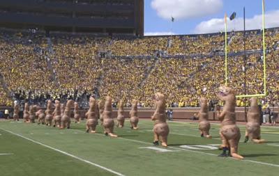 Los tiranosaurios bailarines de la University of Michigan Marching Band