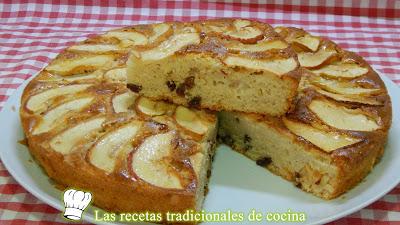 Cómo hacer tarta abizcochada muy jugosa con manzanas y pasas