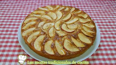 Cómo hacer tarta abizcochada muy jugosa con manzanas y pasas