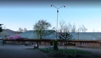 La directora no dejó a unos niños comer porque no llevaron agua y servilleta