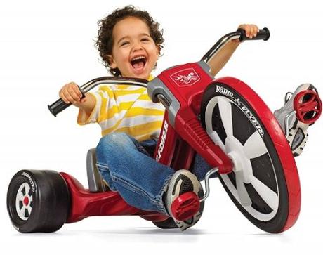 desarrollo psicomotriz bebe con triciclo