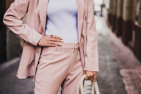 traje de dos piezas rosa