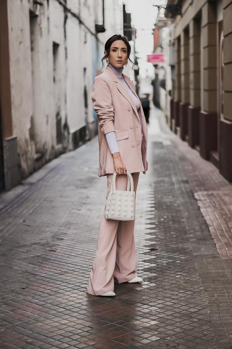 Tendencias Primavera - Traje de dos piezas y video de looks casuales bolso perlas