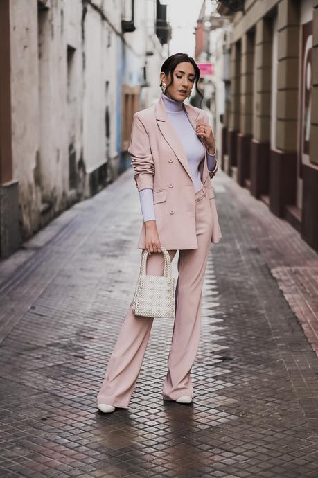 Tendencias Primavera - Traje de dos piezas y video de looks casuales celeste y rosa
