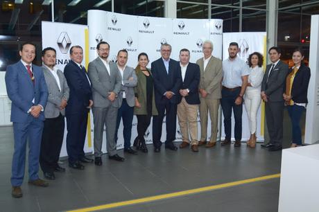 EJECUTIVOS INTERNACIONALES DE RENAULT CONSOLIDAN SU ESTRATEGIA EN ECUADOR