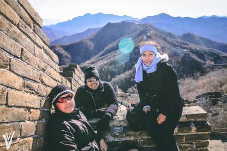 Cómo ir a la Muralla China y Qué Esperar de Esta Maravilla descansando en la muralla