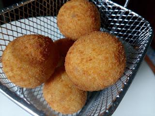 CROQUETAS DE MORCILLA Y CEBOLLA CONFITADA CON VINO MOSCATEL DE MALAGA CROQUETAS DE MORCILLA Y CEBOLLA CONFITADA CON VINO MOSCATEL DE MALAGA