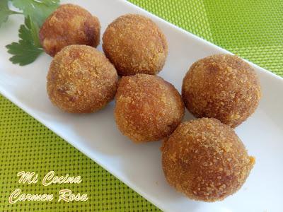 CROQUETAS DE MORCILLA Y CEBOLLA CONFITADA CON VINO MOSCATEL DE MALAGA CROQUETAS DE MORCILLA Y CEBOLLA CONFITADA CON VINO MOSCATEL DE MALAGA