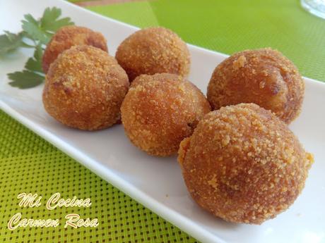 CROQUETAS DE MORCILLA Y CEBOLLA CONFITADA CON VINO MOSCATEL DE MALAGA CROQUETAS DE MORCILLA Y CEBOLLA CONFITADA CON VINO MOSCATEL DE MALAGA