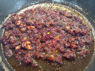 CROQUETAS DE MORCILLA Y CEBOLLA CONFITADA CON VINO MOSCATEL DE MALAGA CROQUETAS DE MORCILLA Y CEBOLLA CONFITADA CON VINO MOSCATEL DE MALAGA