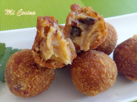 CROQUETAS DE MORCILLA Y CEBOLLA CONFITADA CON VINO MOSCATEL DE MALAGA CROQUETAS DE MORCILLA Y CEBOLLA CONFITADA CON VINO MOSCATEL DE MALAGA