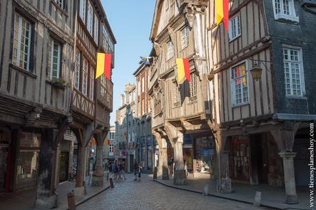 Dinan plaza Merciers turismo imprescindibles Bretaña viaje