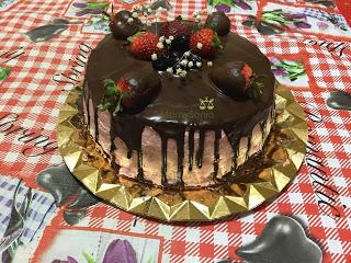 TARTA RED VELVET CON CREMA DE FRESA Y CHOCOLATE