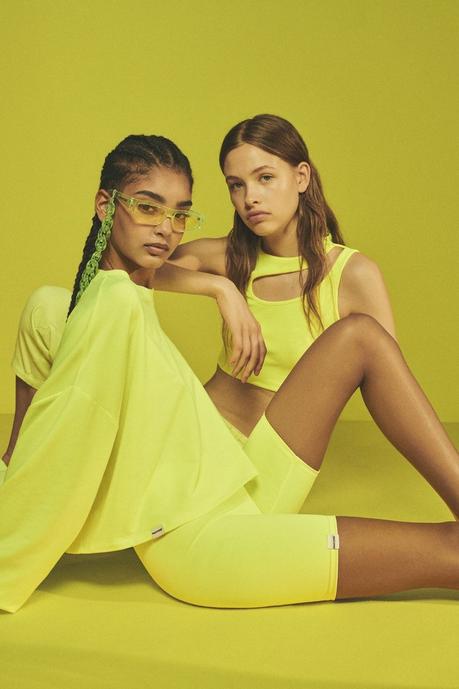Bershka se une a Pantone para lanzar una colección ropa llena de color