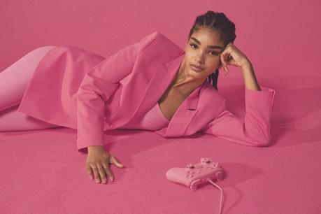 Bershka se une a Pantone para lanzar una colección ropa llena de color