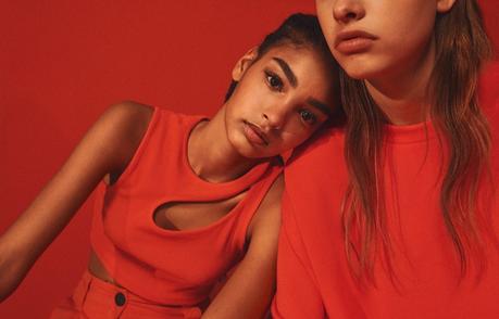 Bershka se une a Pantone para lanzar una colección ropa llena de color