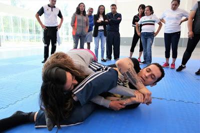 APRENDEN MUJERES Y HOMBRES A MANTENERSE A SALVO CON TALLER DE DEFENSA PERSONAL