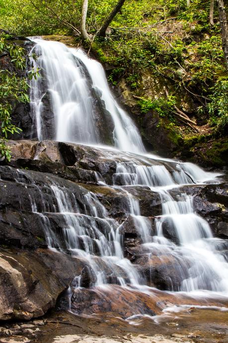laurel-falls-great-smoky-mountains-national-park ▷ Comente sobre los 4 mejores lugares para visitar en Tennessee (y un itinerario para cada lugar) por Cómo Tennessee puede ser el mejor destino para unas vacaciones | Guía local de los Estados Unidos
