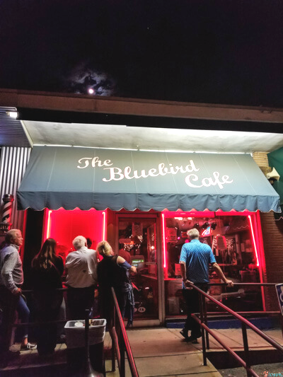 The-Bluebird-cafe-nashville ▷ Comente sobre los 4 mejores lugares para visitar en Tennessee (y un itinerario para cada lugar) por Cómo Tennessee puede ser el mejor destino para unas vacaciones | Guía local de los Estados Unidos