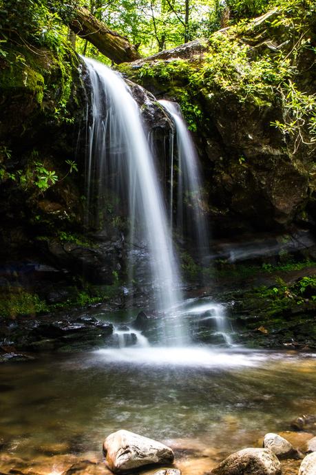 grotto-falls-great-smoky-mountains-national-park-2 ▷ Comente sobre los 4 mejores lugares para visitar en Tennessee (y un itinerario para cada lugar) por Cómo Tennessee puede ser el mejor destino para unas vacaciones | Guía local de los Estados Unidos