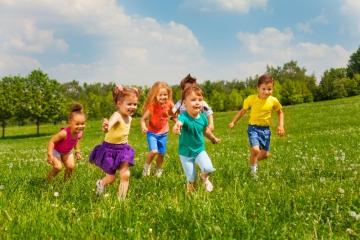 Jugar al aire libre con los niños