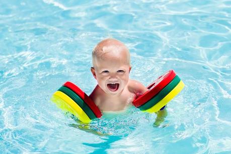 Materiales recomendados para los niños en la piscina Materiales recomendados para los niños en la piscina