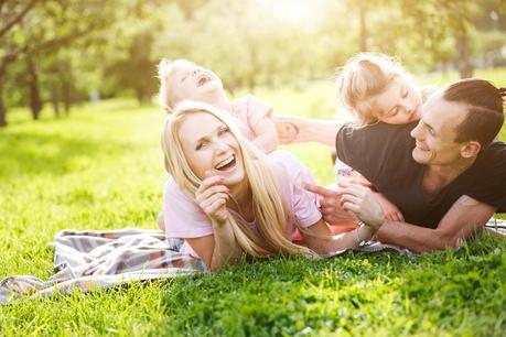 Jugar al aire libre con los niños