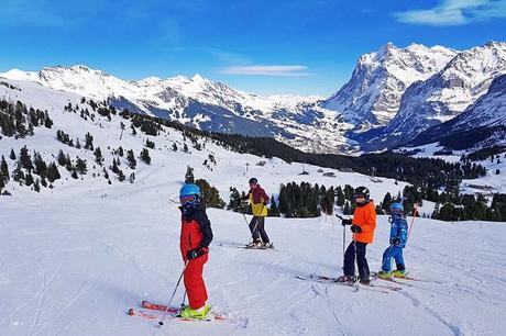 ▷ Región de Jungfrau en invierno: destino suizo que lo tiene todo Family-skiing-with-amazing-views-of-Jungfrau-Region-ski-area-in-winter-Switzerland.jpg.optimal ▷ Región de Jungfrau en invierno: destino suizo que lo tiene todo