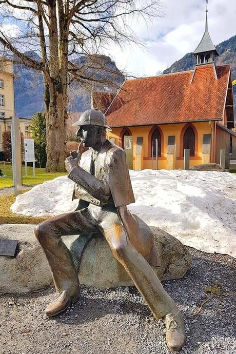 Sherlock-Holmes-statue-in-Meiringen-Switzerland.jpg.optimal ▷ Región de Jungfrau en invierno: destino suizo que lo tiene todo