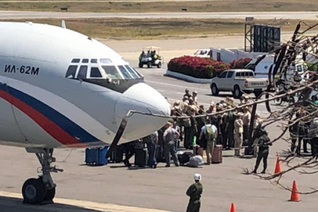 Denuncian que 99 #militares #rusos llegaron a #Venezuela este sábado