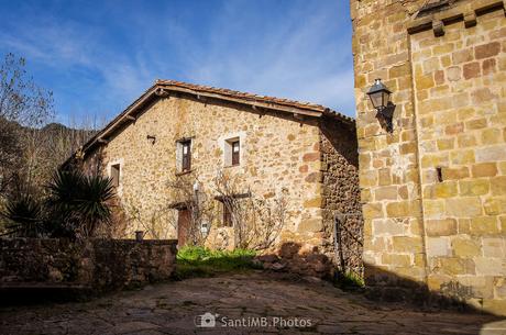 La casa de al lado de la iglesia